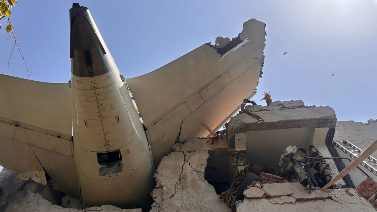 মরদেহ বুঝে নিতে হাসপাতালে অপেক্ষা পরিবারগুলাের, লাগবে ডিএনএ পরীক্ষা