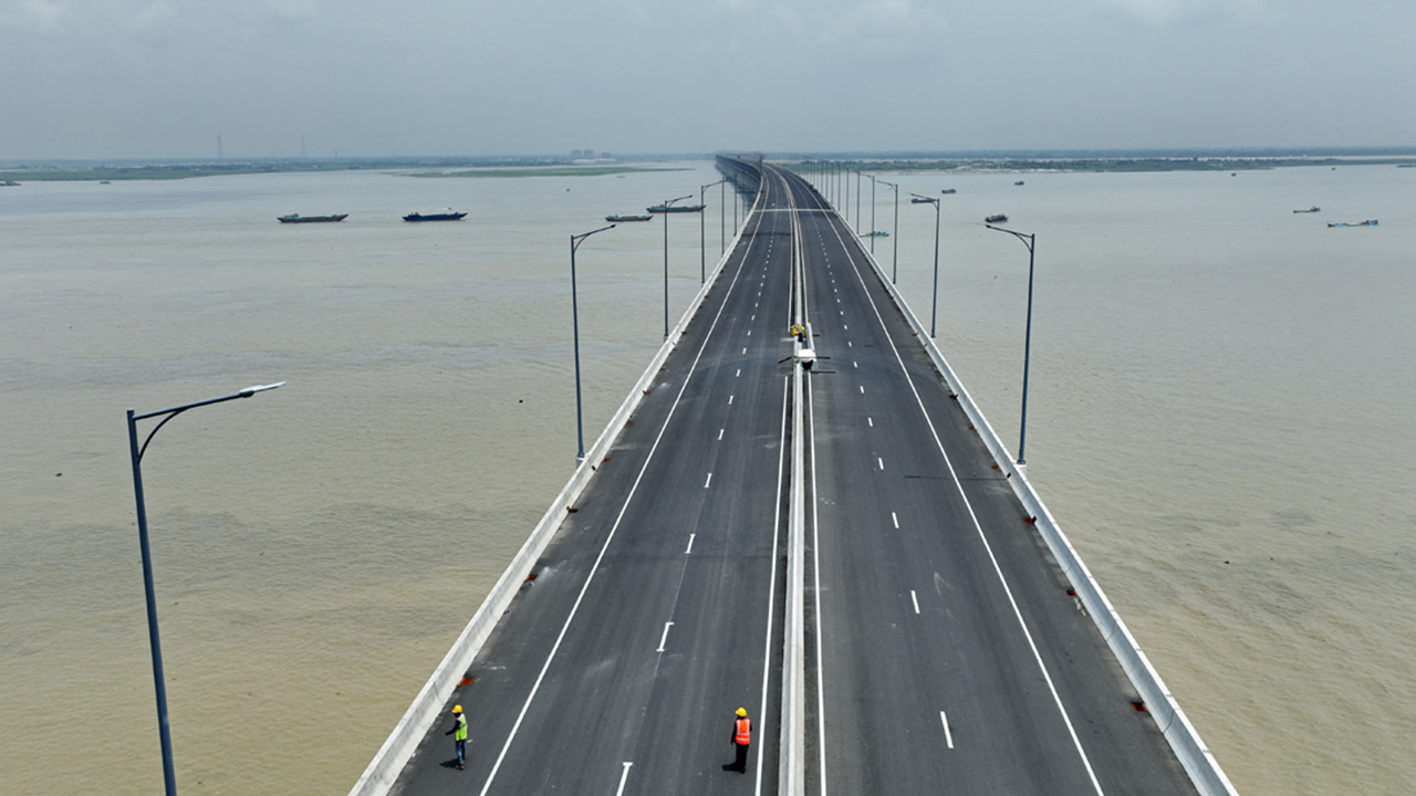 পদ্মা সেতু নির্মাণে মোবাইলের সারচার্জ বন্ধে আইনি নোটিশ