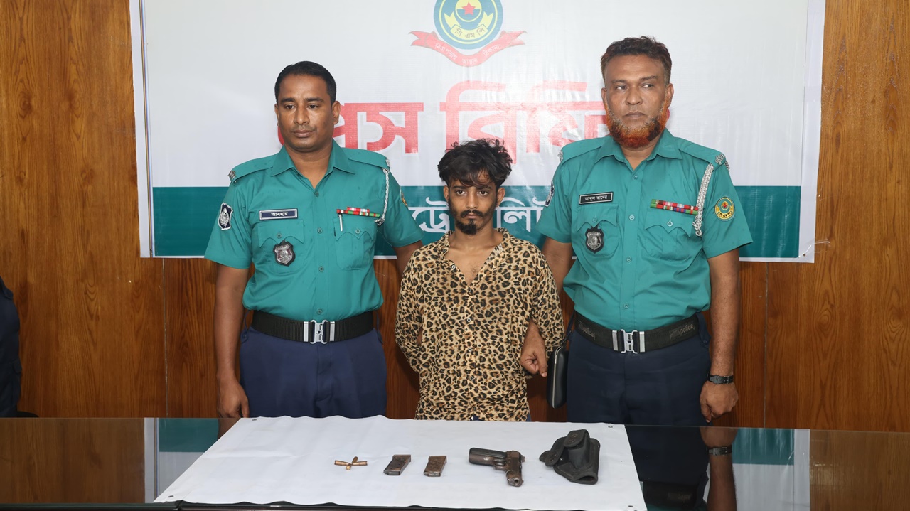 চট্টগ্রামে আগস্টে লুণ্ঠিত পুলিশের পিস্তল-গুলি উদ্ধার, গ্রেপ্তার ১