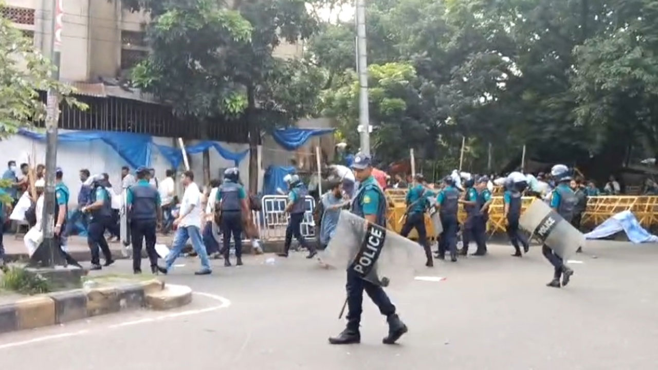 যমুনার মুখে অবস্থান নেওয়া শিক্ষকদের তুলে দিলো পুলিশ