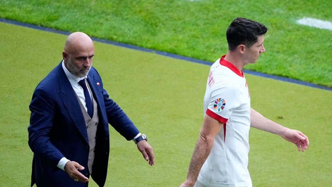 লেভানডফস্কির ঘোষণার পর পদত্যাগ করলেন পোল্যান্ড কোচ