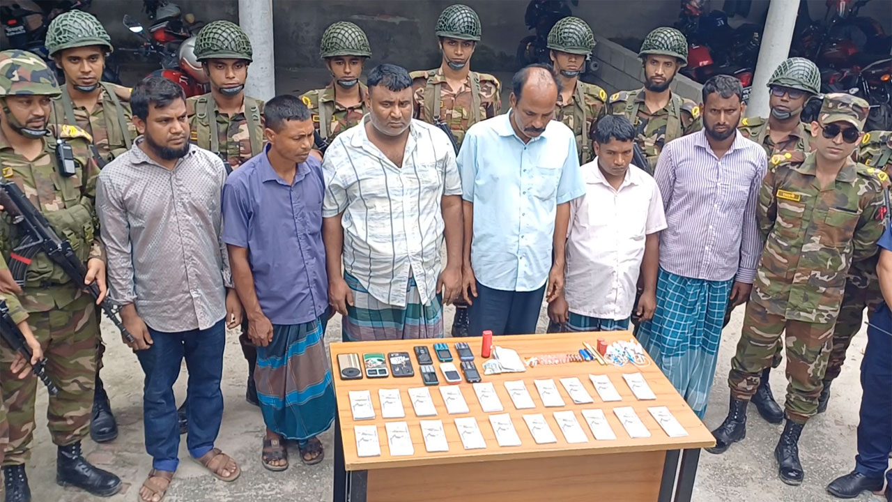 পঞ্চগড়ে ৮০ হাজার জাল ডলারসহ আটক ৬