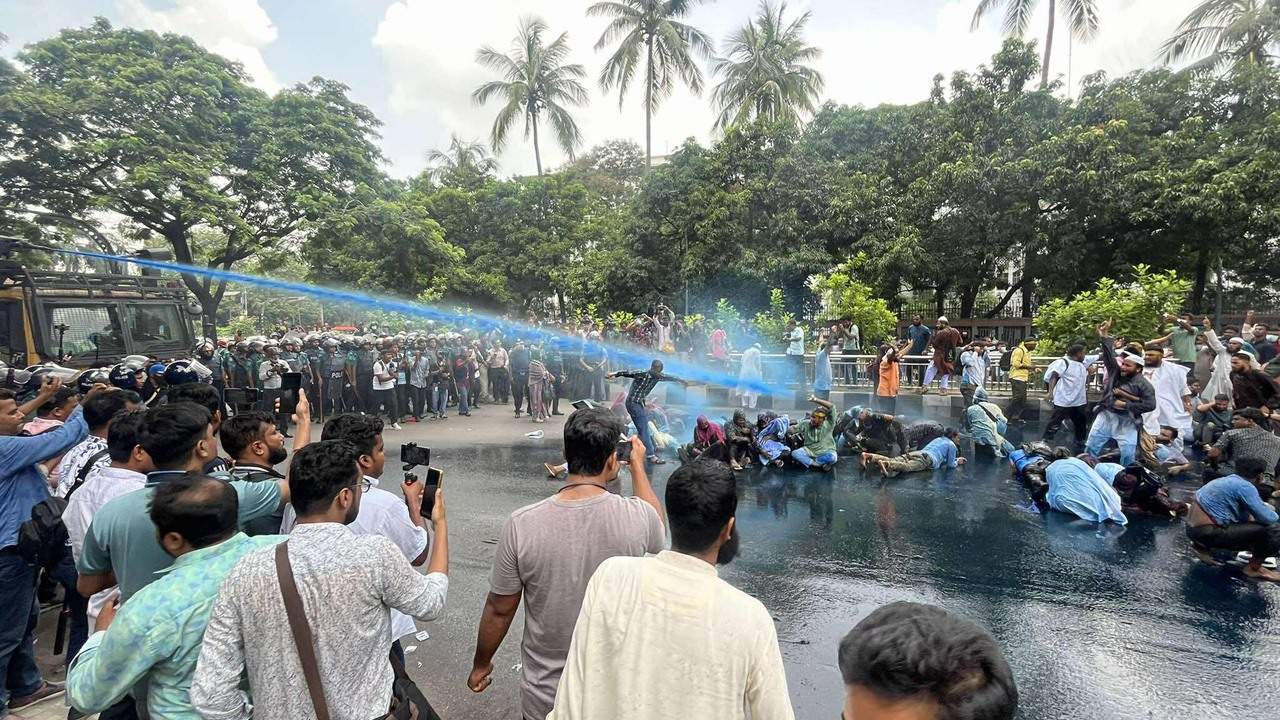 প্রেসক্লাবে আন্দোলনকারীদের ওপর জলকামান-সাউন্ড গ্রেনেড নিক্ষেপ