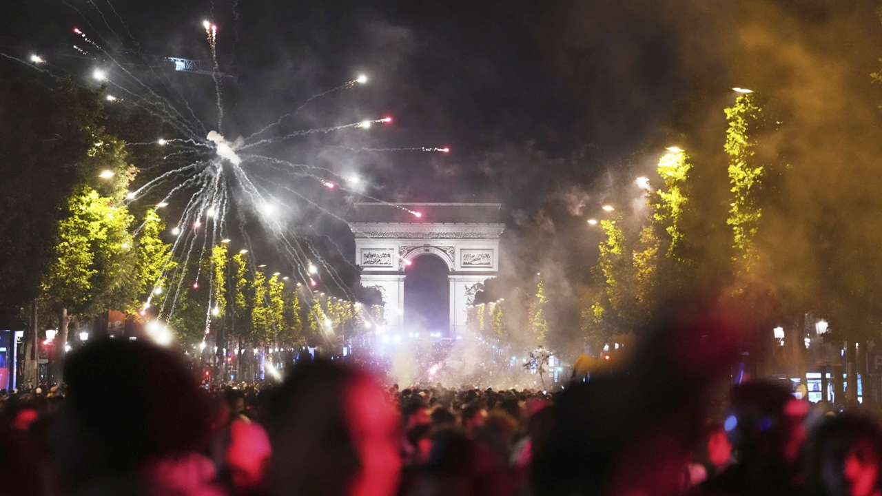 পিএসজি সমর্থকদের লাগামছাড়া উদযাপন থেকে আটক ২৯৪