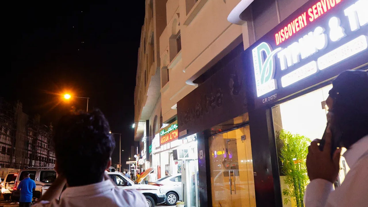 ‘পুরো বিল্ডিং কেঁপে উঠেছে, ভয়ে বাসিন্দারা পালাচ্ছিলেন’