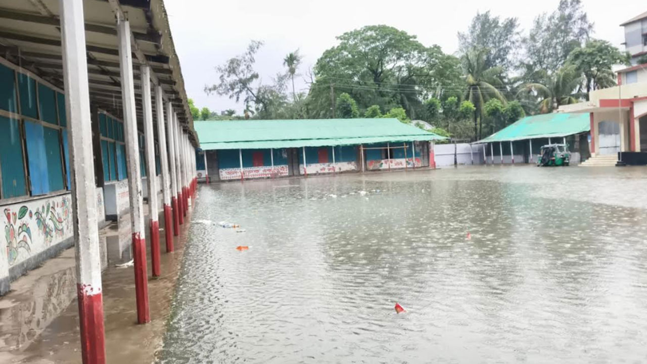 টানা বর্ষণে ফের ডুবেছে নোয়াখালী শহর, স্থায়ী জলাবদ্ধতার শঙ্কা 
