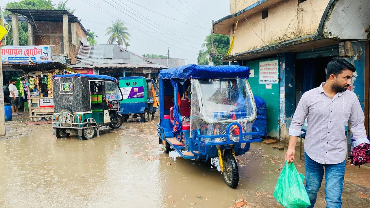 টানা ৯ দিনের বৃষ্টিতে বিপর্যস্ত নোয়াখালীর জনজীবন