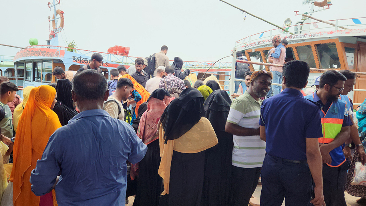‘দুর্ভোগ ছাড়াই ফিরছি, তবে লঞ্চে অতিরিক্ত যাত্রী নেওয়া হচ্ছে’