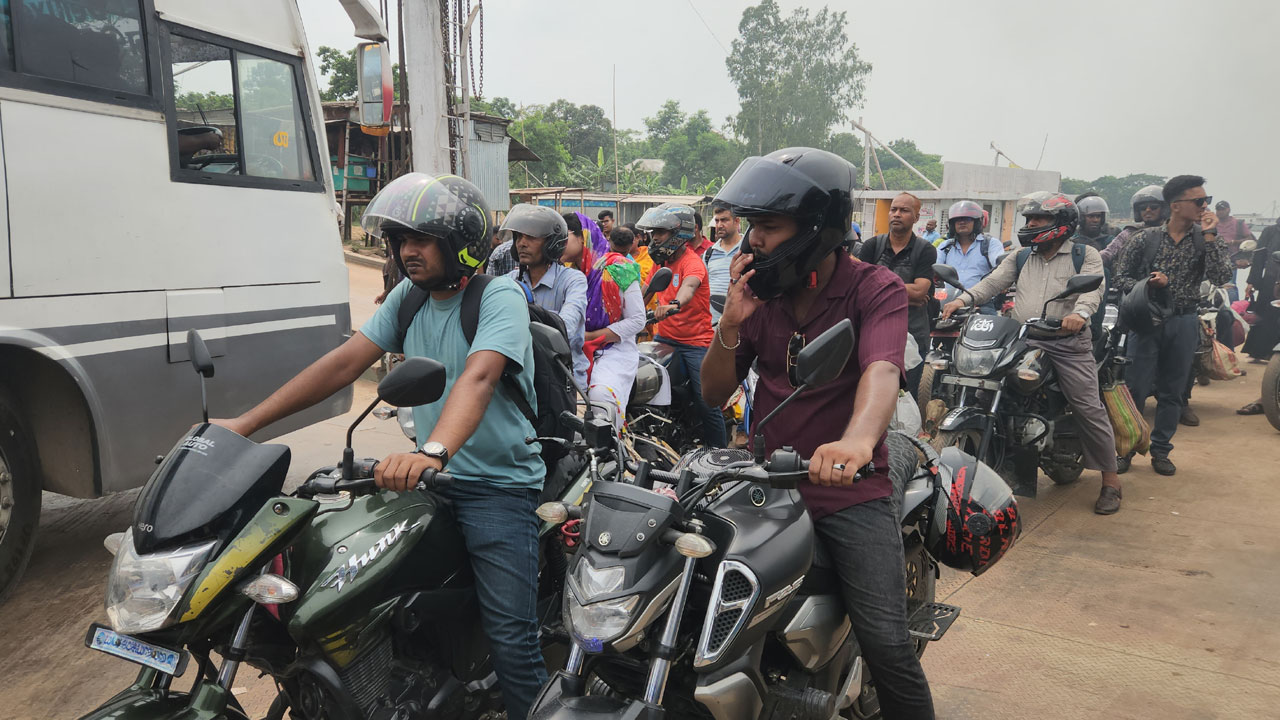 ঈদের ছুটি শেষে দৌলতদিয়ায় বেড়েছে যাত্রী ও যানবাহনের চাপ