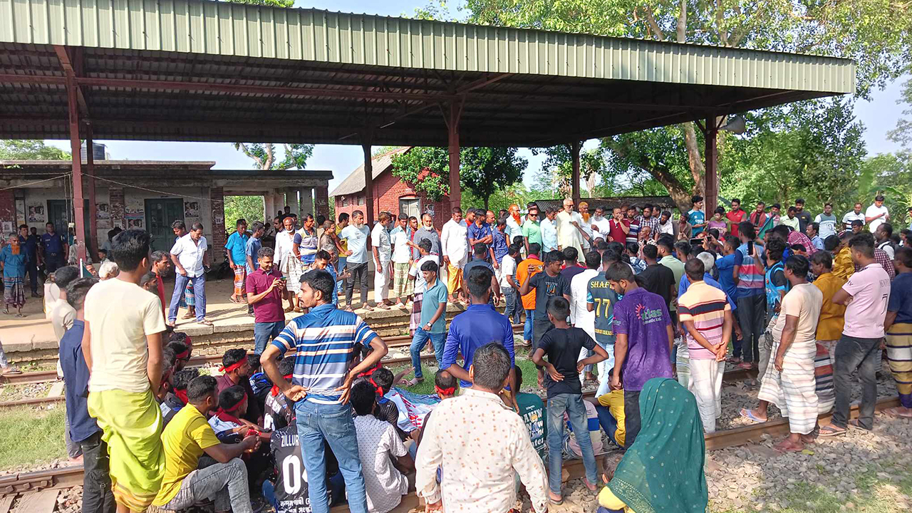 যাত্রাবিরতির দাবিতে রাজশাহীতে রেলপথ অবরোধ