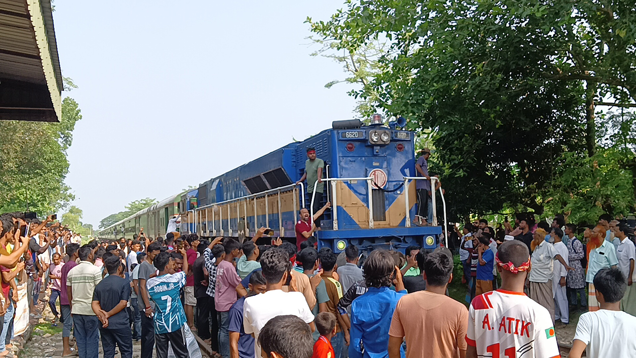 আড়াই ঘণ্টা পর রাজশাহীর সঙ্গে সারা দেশের ট্রেন চলাচল শুরু