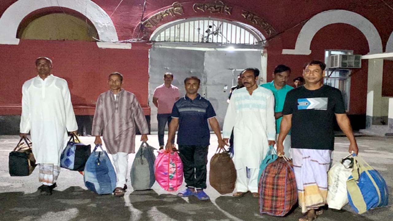 রাজশাহীতে সাজা মওকুফের পর ৭ কারাবন্দির মুক্তি