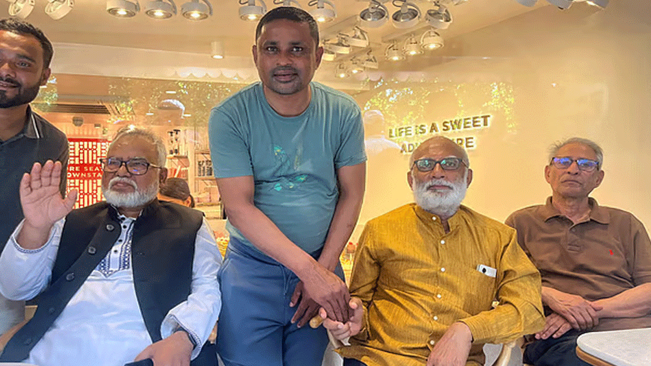 লন্ডনে প্রকাশ্যে দেখা গেল সাবেক মন্ত্রী শ ম রেজাউল করিমকে