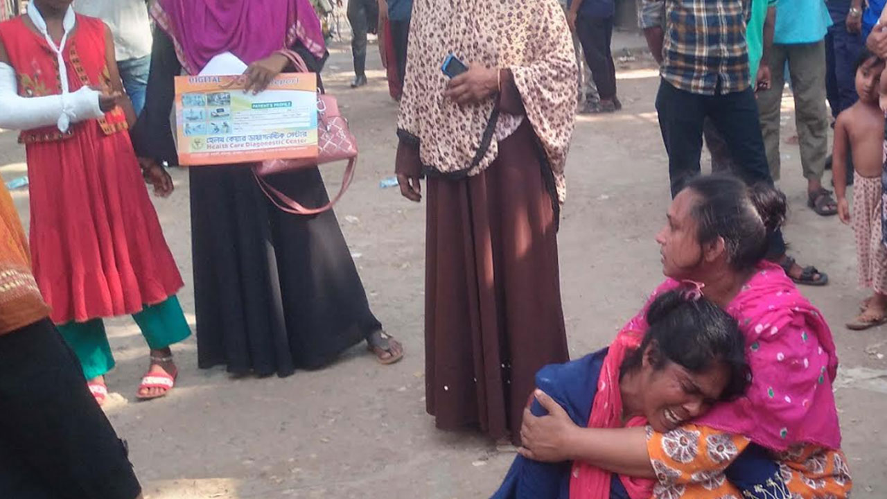 অটোরিকশার ধাক্কায় মা-বাবার সামনে প্রাণ গেল শিশুর