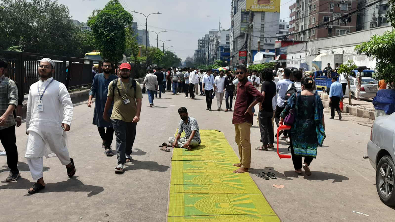 যেসব দাবি নিয়ে রাস্তা অবরোধ করেছেন ইউআইইউ’র শিক্ষার্থীরা