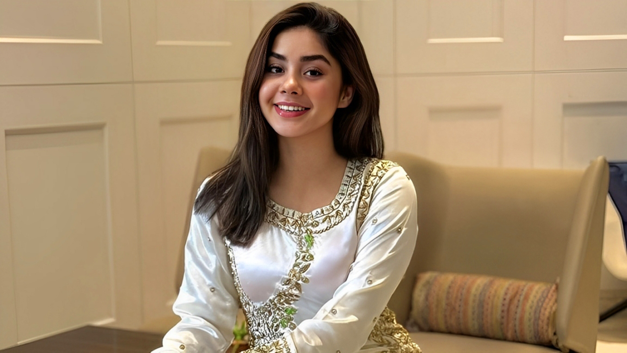 মিষ্টি হাসিতে ধরা দিলেন রোজা