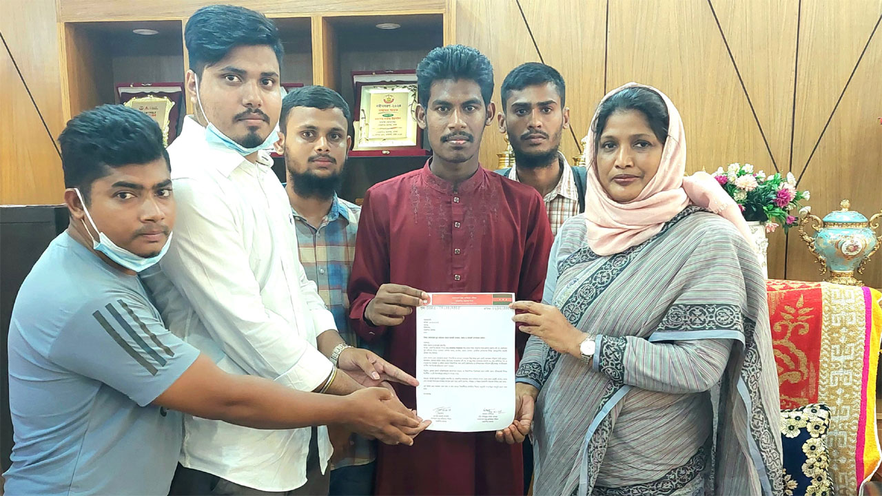 তেজগাঁও কলেজ গেটে হকার ও যানজট অপসারণে স্মারকলিপি