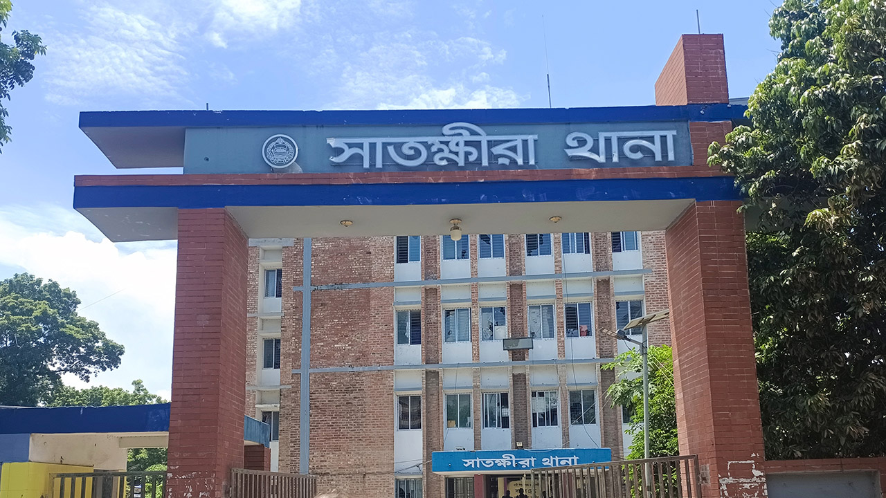 ফুলের তোড়ায় কেমিক্যাল, সাড়ে ৫ লাখ টাকার মালামাল নিয়ে উধাও তরুণী