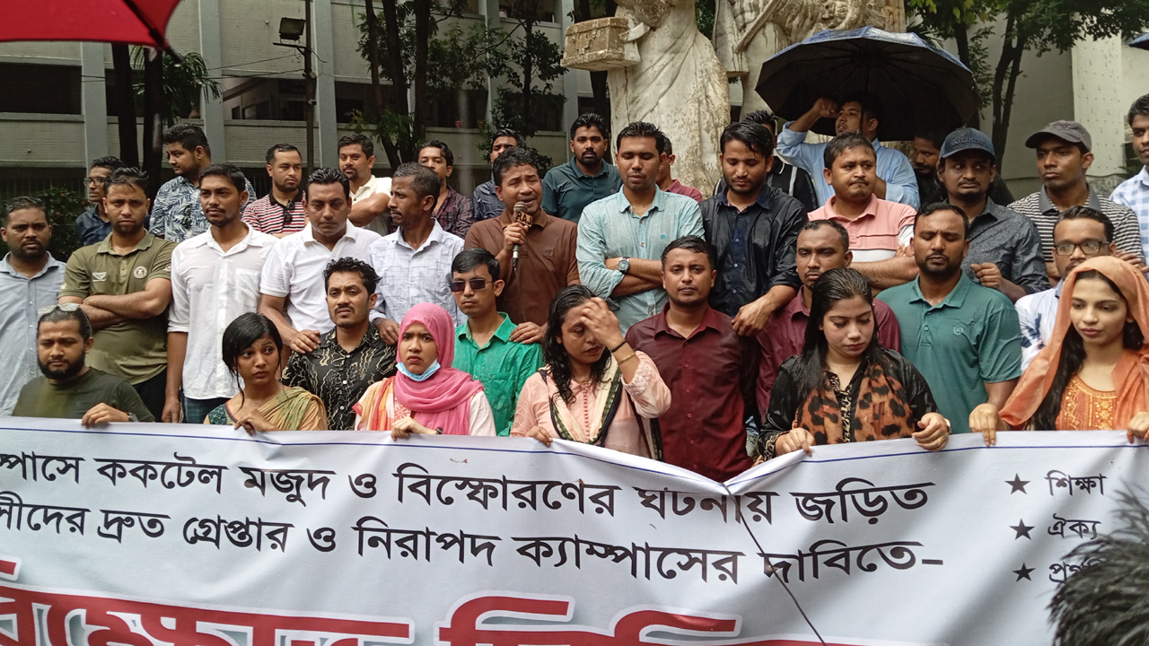 ঢাবি উপাচার্য স্বপদে বহাল থাকার নৈতিক ভিত্তি হারিয়েছেন