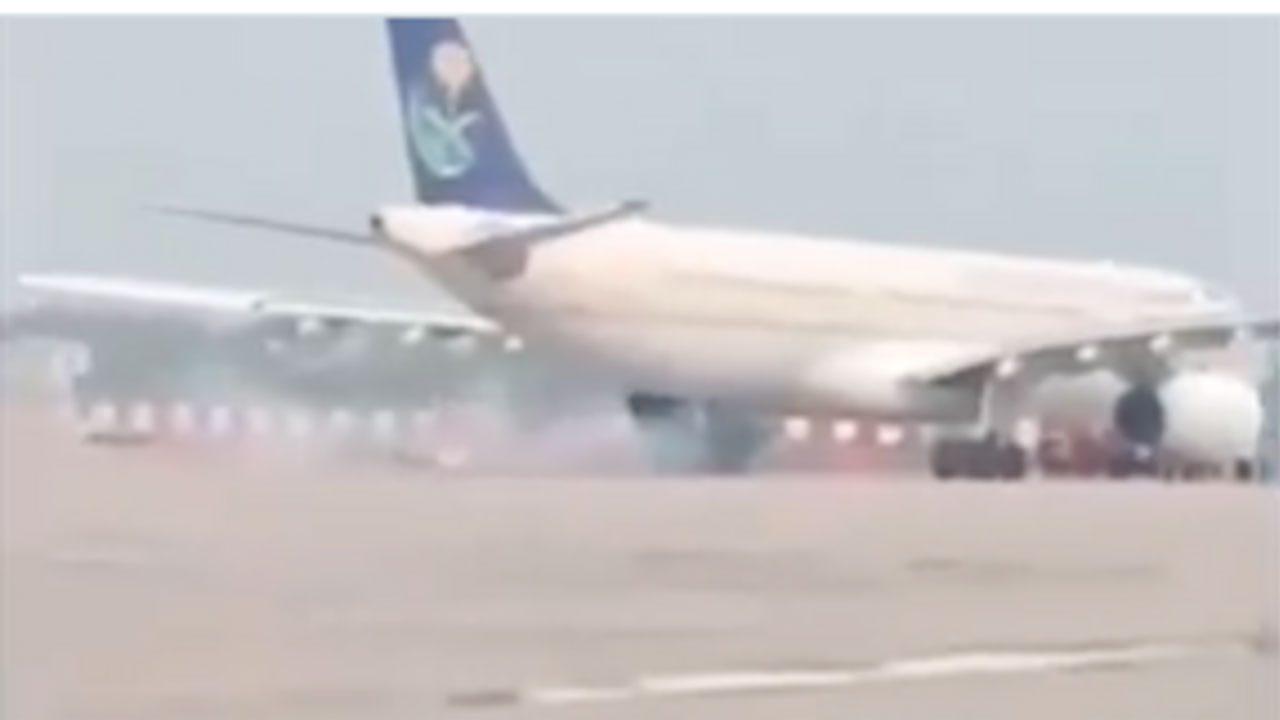 ভারতে বড় দুর্ঘটনার দুয়ার থেকে ফিরল হাজিদের বহনকারী ফ্লাইট