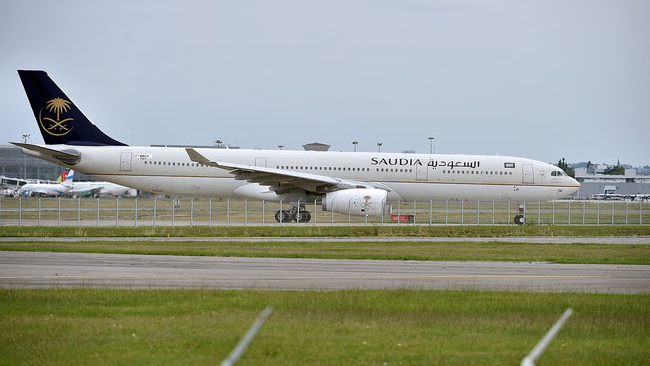 মাঝ আকাশে হঠাৎ বিমানের ক্রুর মৃত্যু