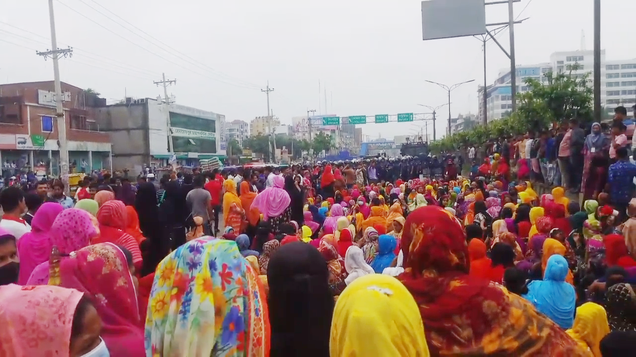 সাভারে বকেয়া বেতনের দাবিতে সড়ক অবরোধ