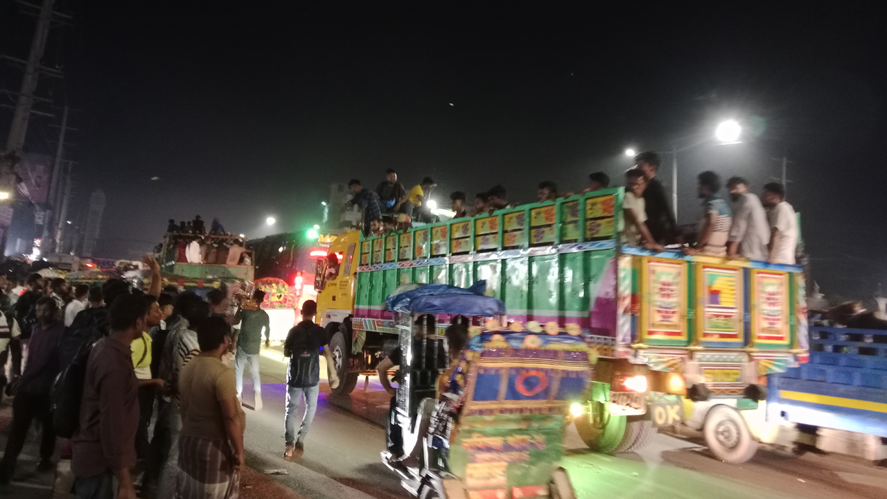 সাভারে সড়কে ৭ কিলোমিটার ধীরগতি, ভোগান্তিতে ঈদে ঘরমুখো মানুষ