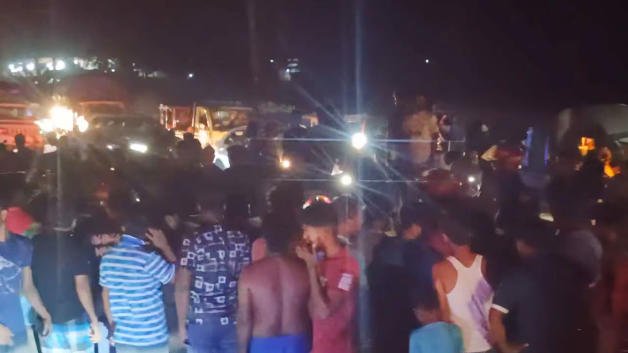 নিয়ন্ত্রণ হারিয়ে রোড ডিভাইডারে ধাক্কা, প্রাইভেট কারে আগুন