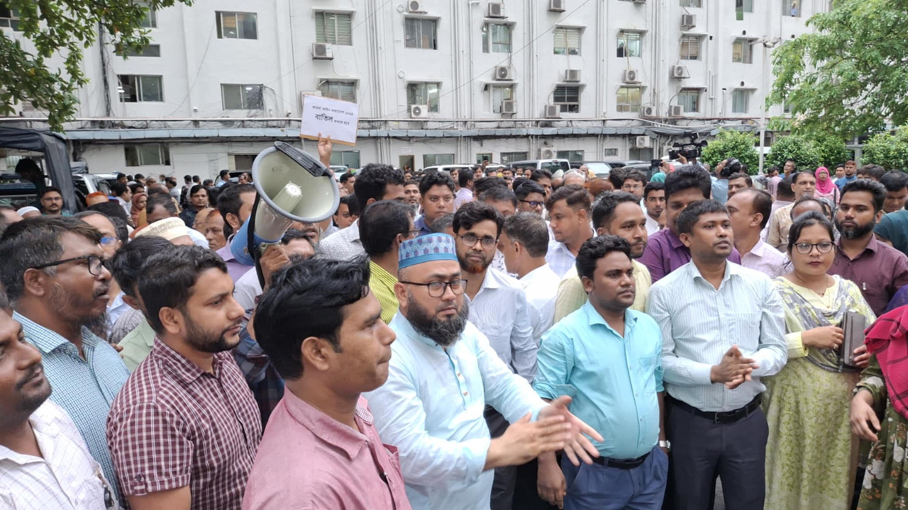 সচিবালয়ে আজও কর্মচারীদের বিক্ষোভ