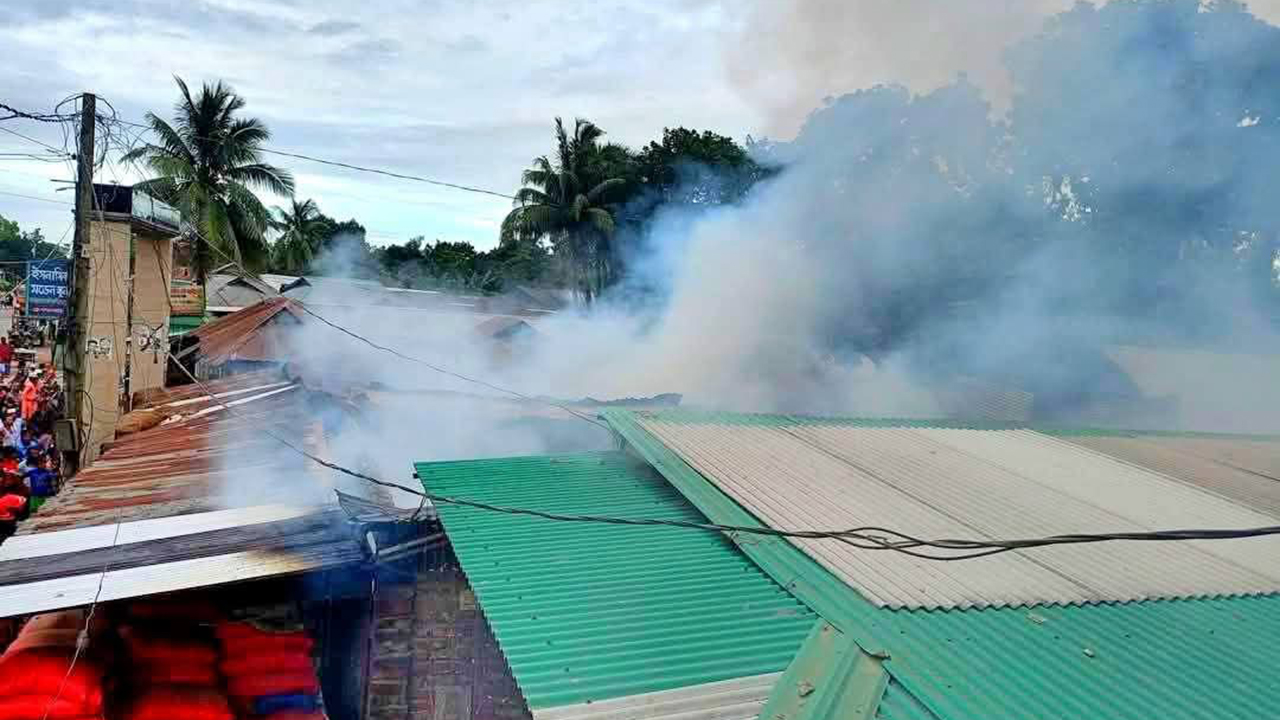 শেরপুরে অগ্নিকাণ্ডে ৫ দোকান ভস্মীভূত