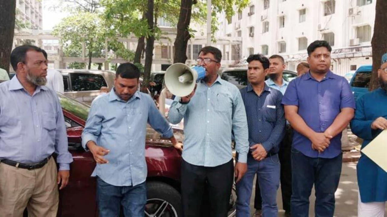 ক্যান্টিন পরিচালনা নিয়ে মারামারি, সচিবালয়ে বিক্ষোভ