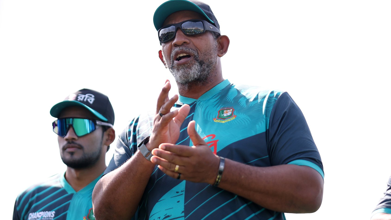 রাতের ব্যবধানে বদলে গেছে পিচের আচরণ, ব্যাখ্যা সিমন্সের