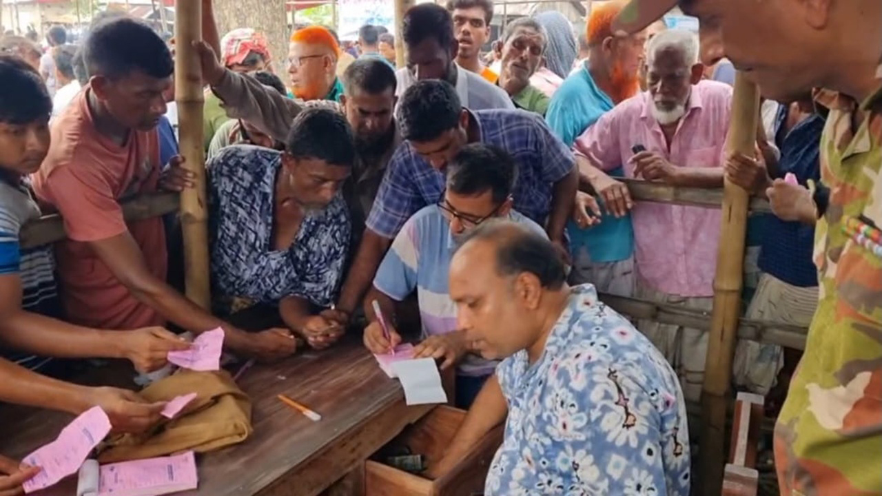 অতিরিক্ত হাসিলের টাকা ফেরত পেলেন ৫ শতাধিক পশু ক্রেতা