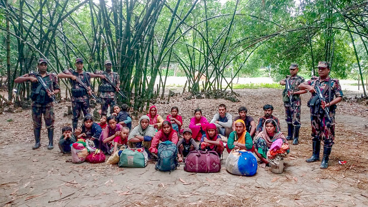 শিবগঞ্জ সীমান্তে ২০ জনকে বিএসএফের পুশ ইন