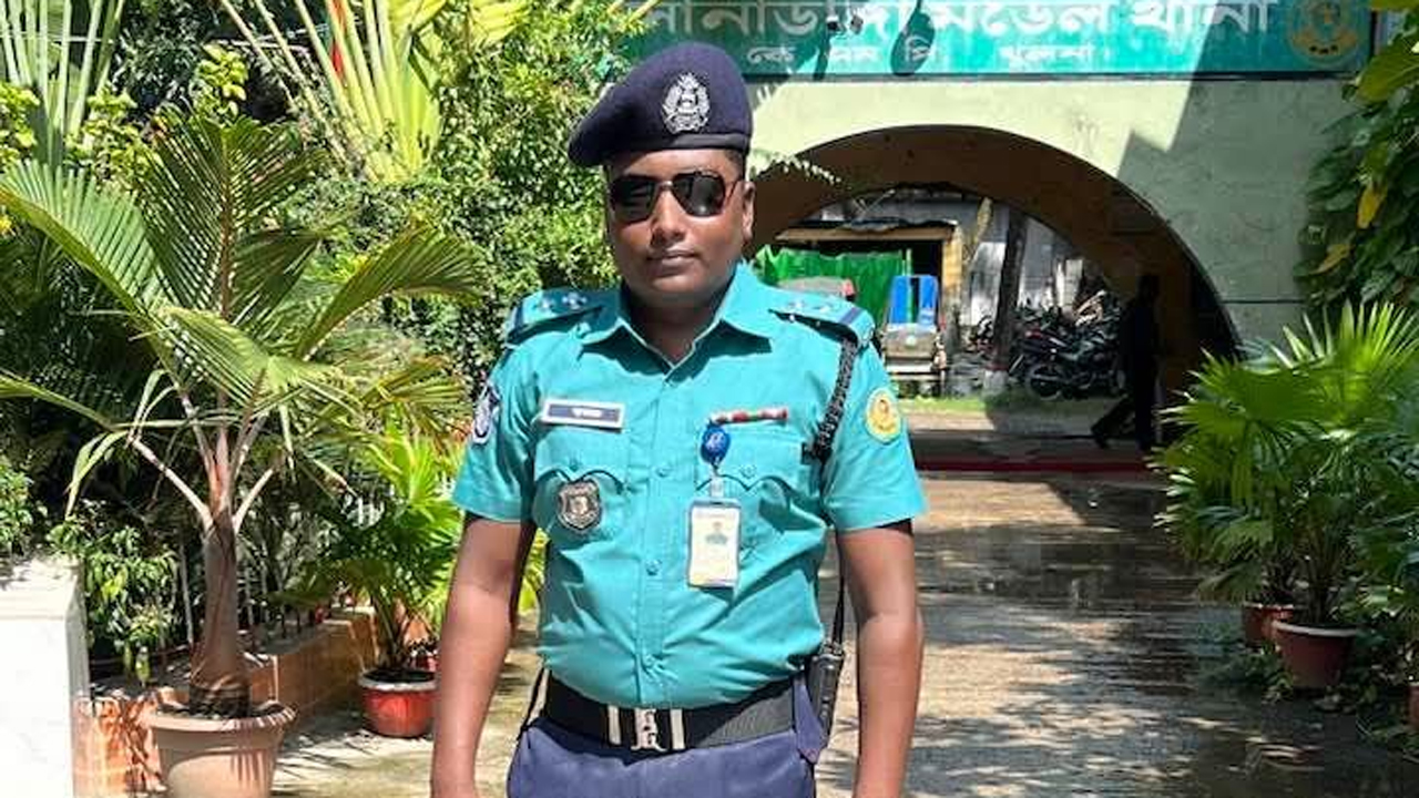 খুলনায় এসআইকে ধরে পুলিশে সোপর্দ, পাঠানো হলো হাসপাতালে