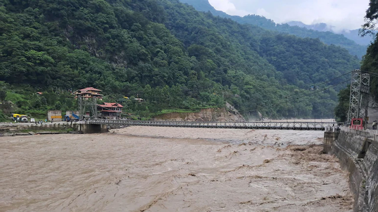সিকিমে ভারী বর্ষণ ও ভূমিধস, আটকা প্রায় ১৩০০ পর্যটক