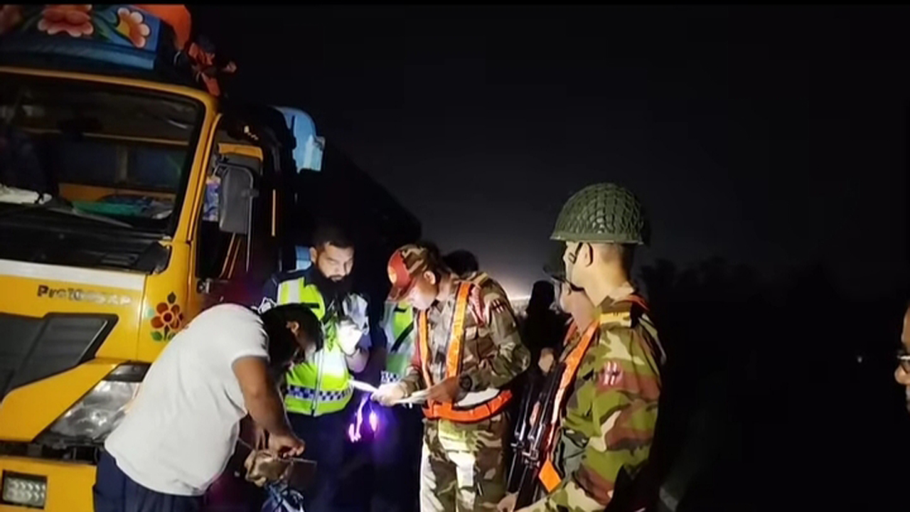 যানজট নিয়ন্ত্রণে যমুনা সেতুর পশ্চিমপাড়ে সেনাবাহিনী ও পুলিশের যৌথ টহল