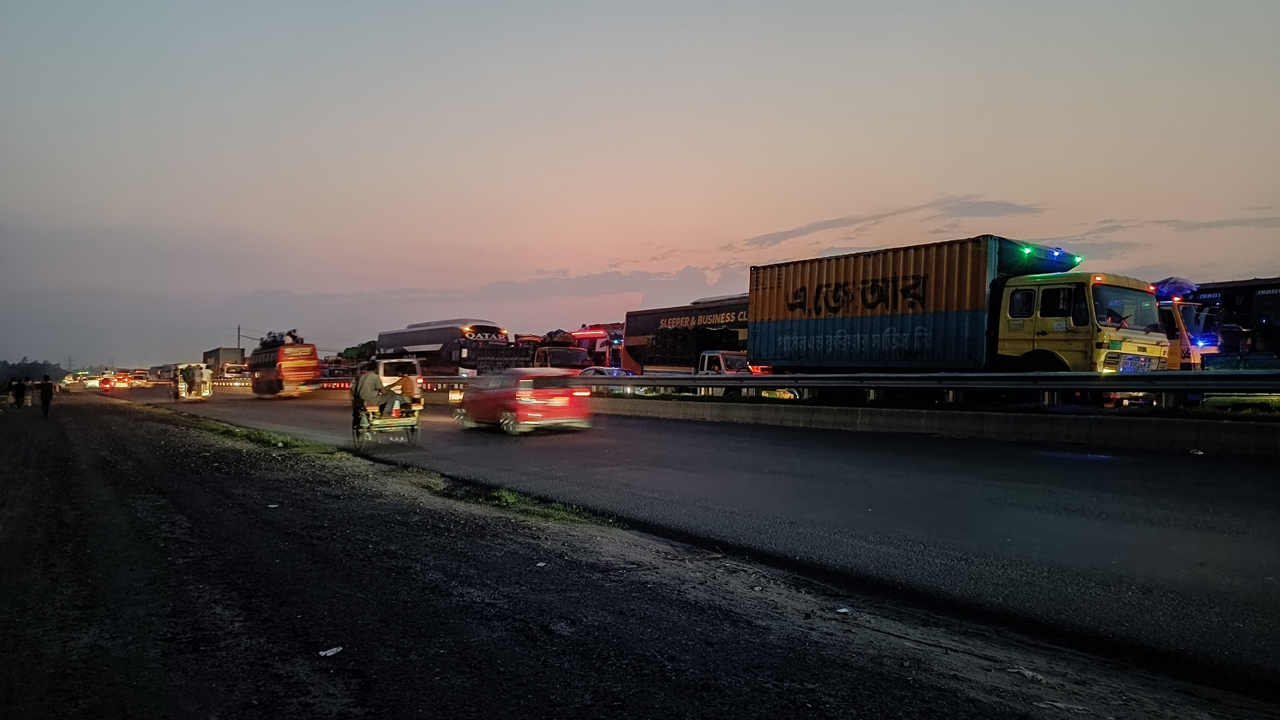 রাতেও সিরাজগঞ্জের মহাসড়কে যানবাহনের চাপ, নেই যানজট