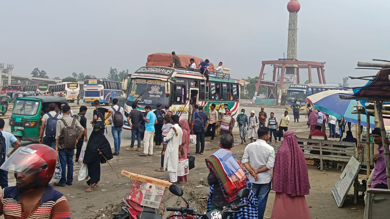 সিরাজগঞ্জের পথে পথে ভোগান্তি, দ্বিগুণ ভাড়া আদায়