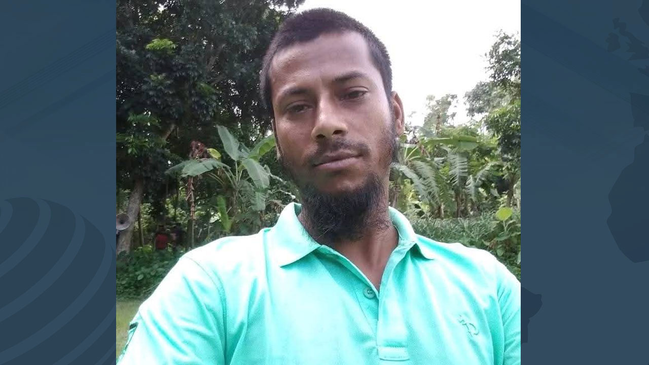 বৃষ্টির মধ্যে ফুটবল খেলছিল ছেলে, ডাকতে গিয়ে বজ্রপাতে বাবার মৃত্যু