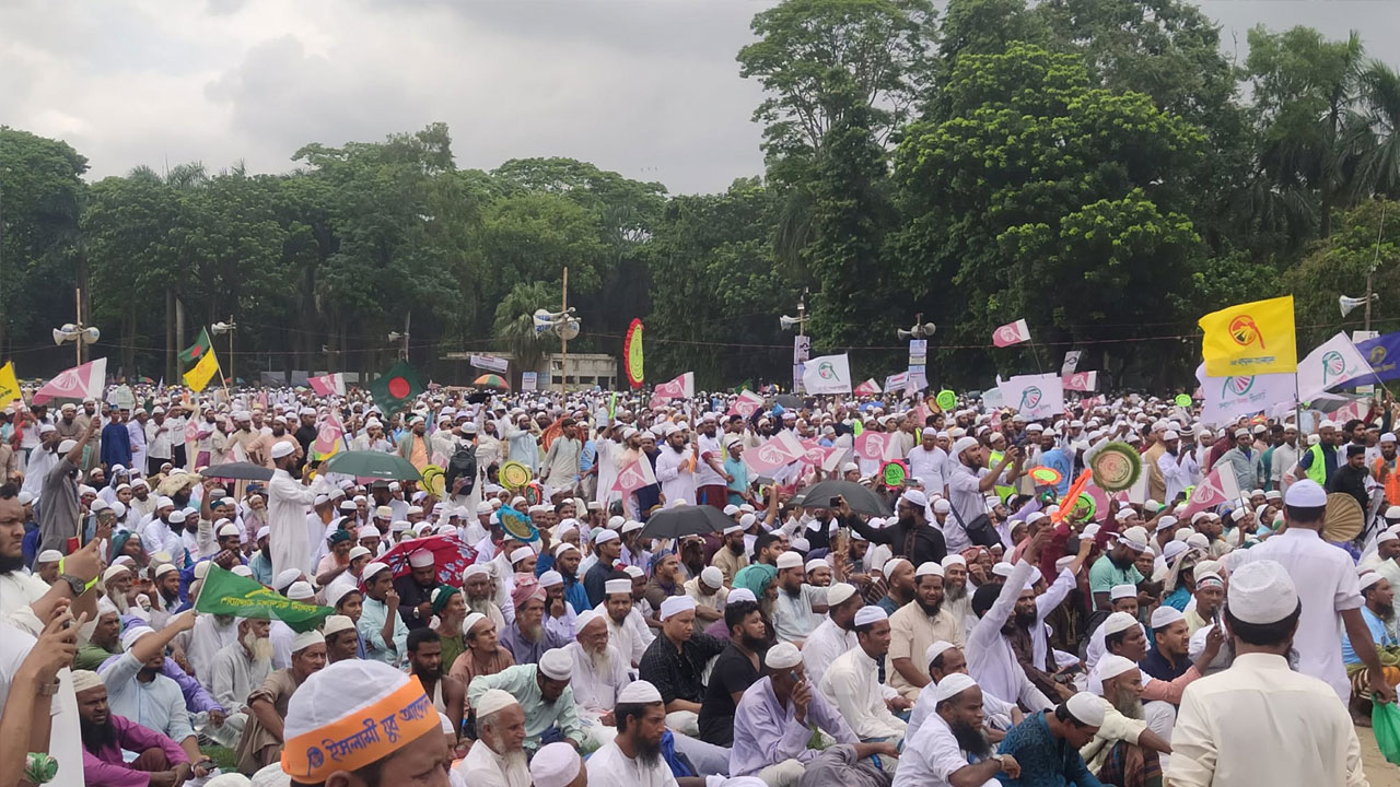 মঞ্চ থেকে আসছে জ্বালাময়ী বক্তব্য, ফাঁকে ফাঁকে ইসলামি গান