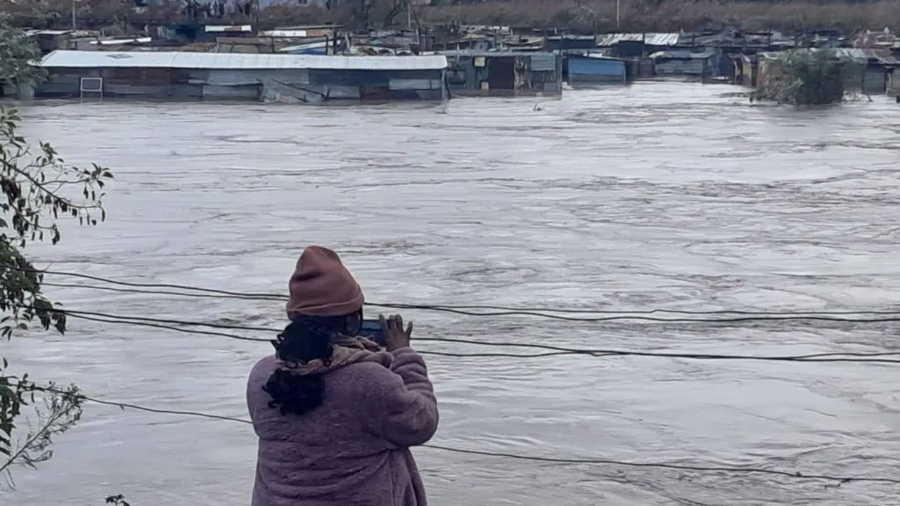 দক্ষিণ আফ্রিকায় ভয়াবহ বন্যায় প্রায় ৫০ জনের মৃত্যু
