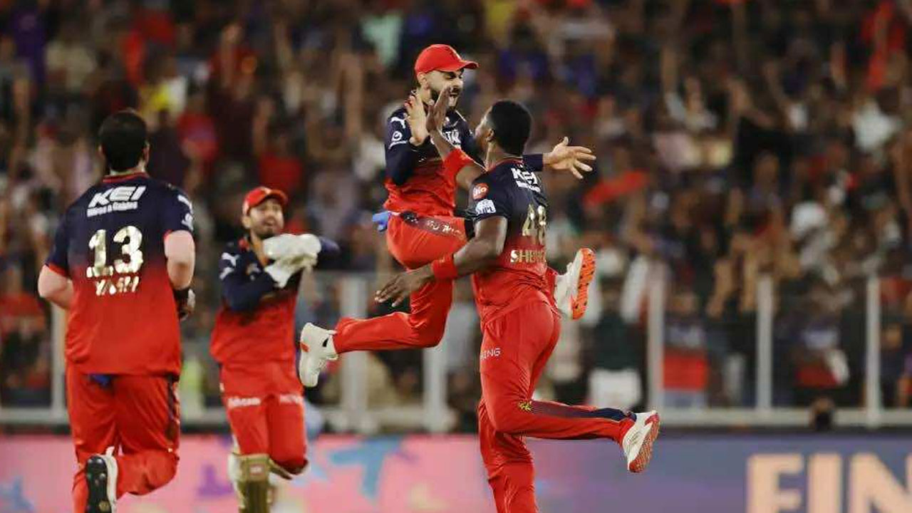 আঠারোয় স্বপ্নপূরণ কোহলির, প্রীতির পাঞ্জাবকে কাঁদিয়ে বেঙ্গালুরুর শিরোপা