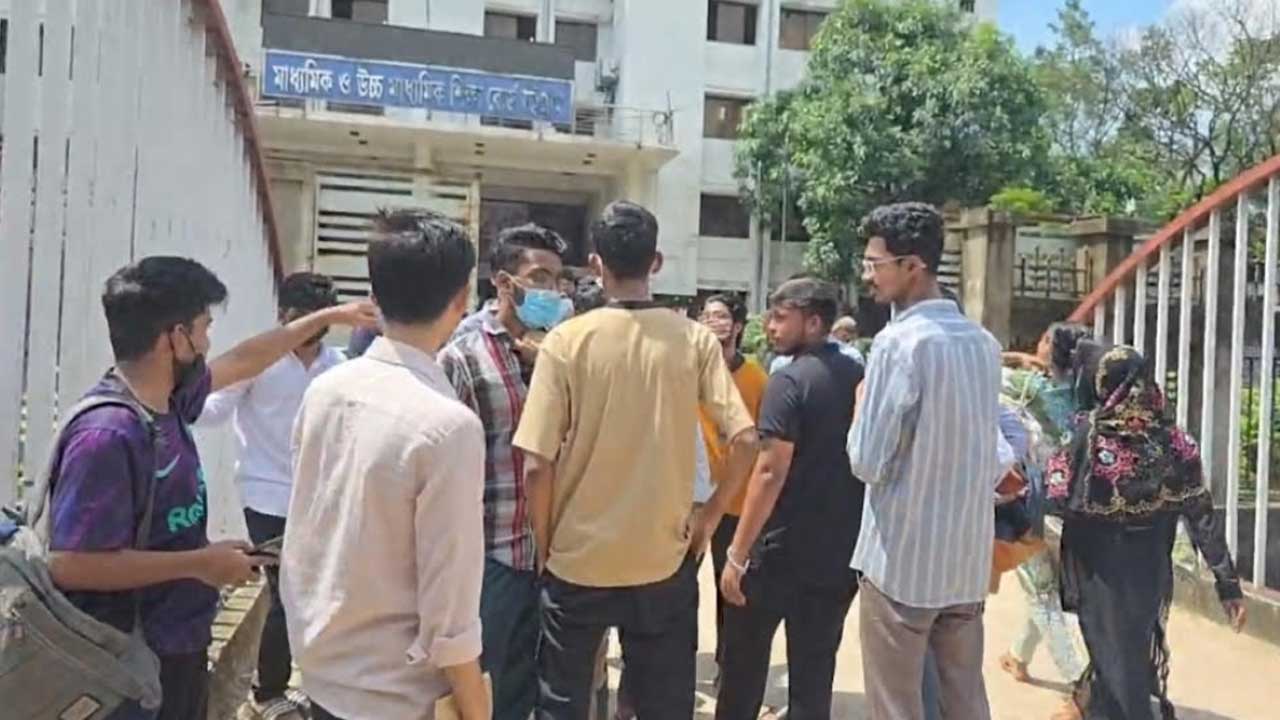এইচএসসি পরীক্ষা পেছানোর দাবিতে চট্টগ্রাম শিক্ষাবোর্ডের সামনে অবস্থান