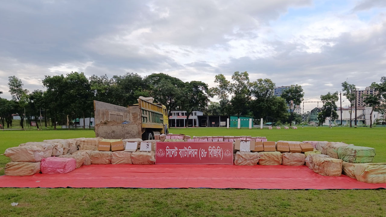 বালুর নিচ থেকে সাড়ে ৩ কোটি টাকার ভারতীয় কসমেটিকস উদ্ধার