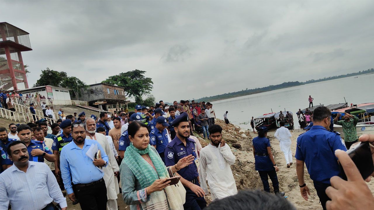 জাফলংয়ে দুই উপদেষ্টার গাড়ি আটকে বিক্ষোভ
