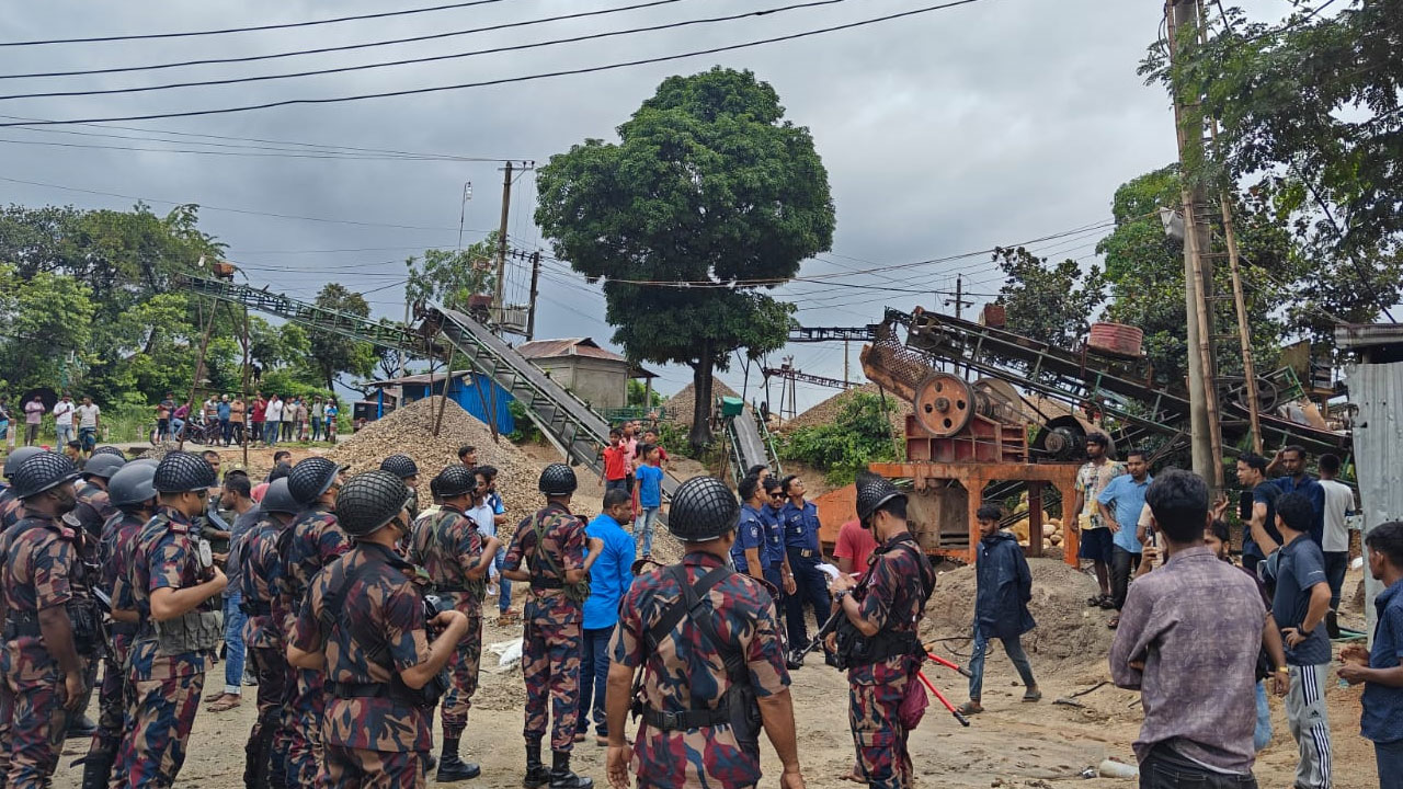 জাফলংয়ে অভিযান, ৬৭টি অবৈধ স্টোন ক্রাশার মিলের বিদ্যুৎ বিচ্ছিন্ন
