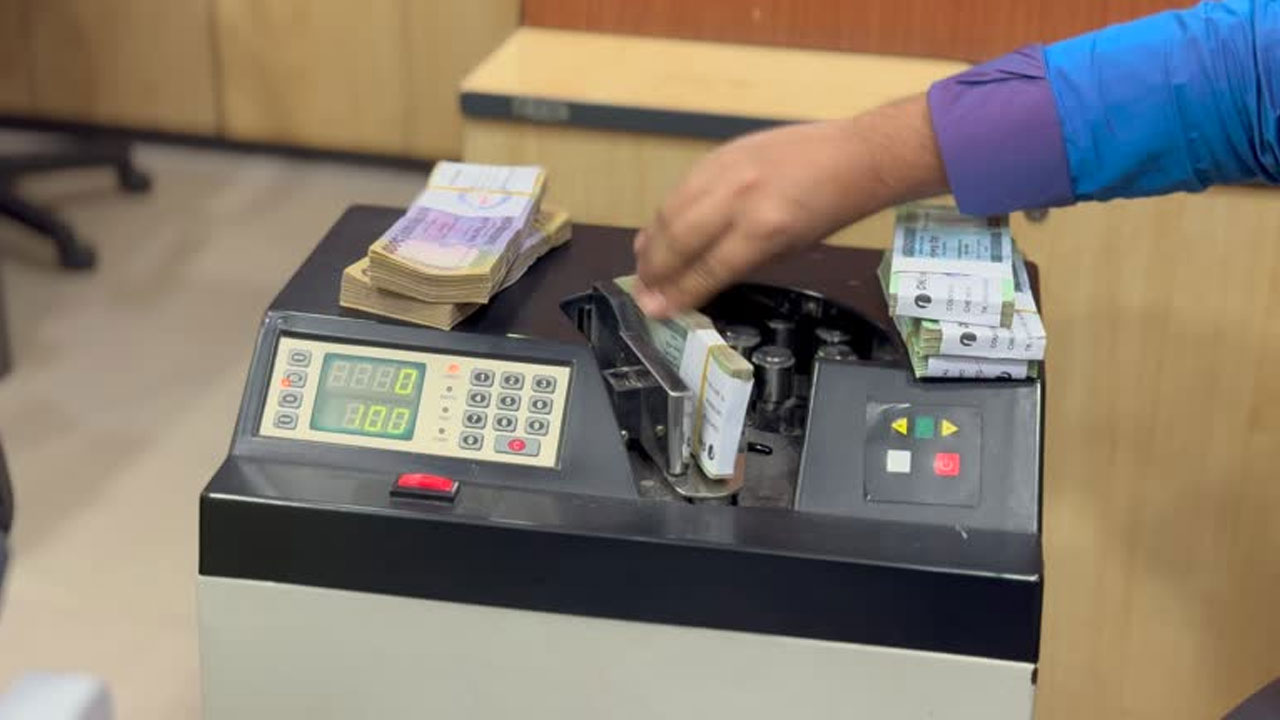 ব্যাংকগুলোতে কমছে কোটিপতি গ্রাহকের সংখ্যা