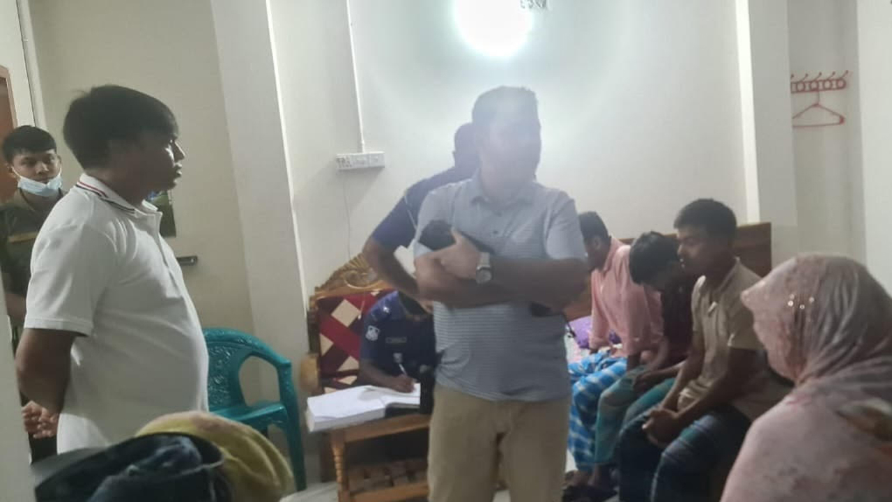 টাঙ্গাইলে আবাসিক হোটেলে অভিযান, ২ নারীসহ ম্যানেজার গ্রেপ্তার