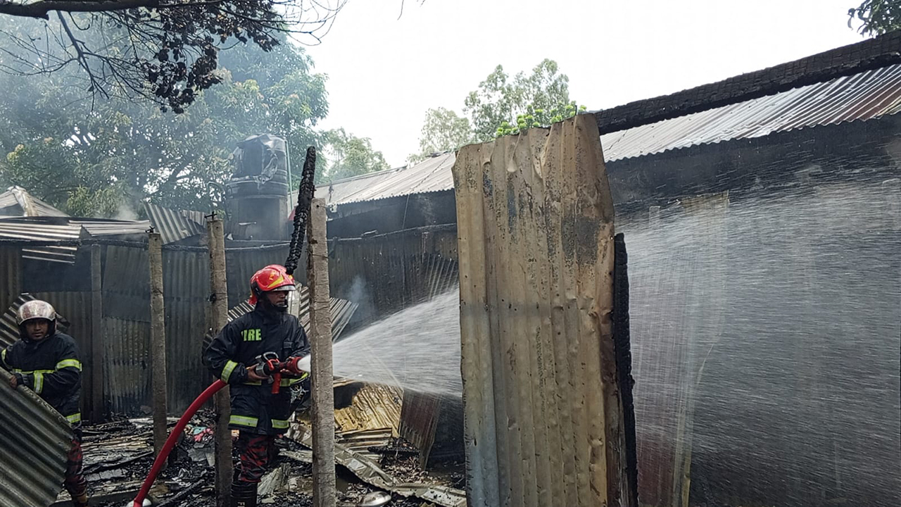 টাঙ্গাইলে যৌনপল্লীতে ভয়াবহ আগুন, ১২ ঘর পুড়ে ছাই
